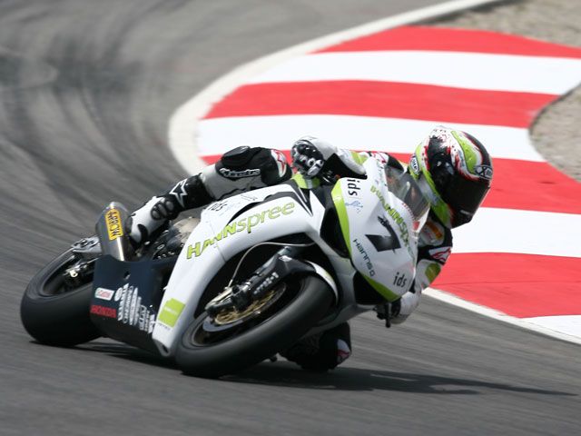 Primera victoria de Checa (Honda) en el Mundial SBK