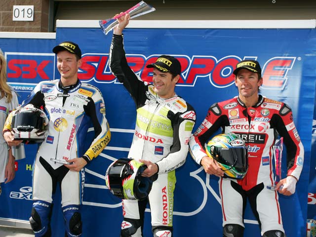 El regalo de Carlos Checa (Honda) a FGSports