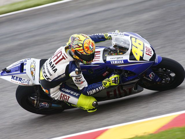 Rossi (Yamaha) marca una pole position incontestable. Pedrosa (Honda),  Segundo.