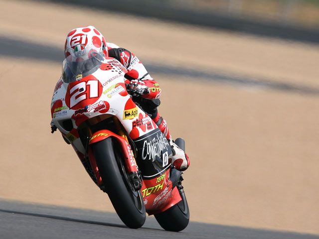Héctor Barberá (Aprilia) se impone a Alvaro Bautista (Aprilia) en Mugello.