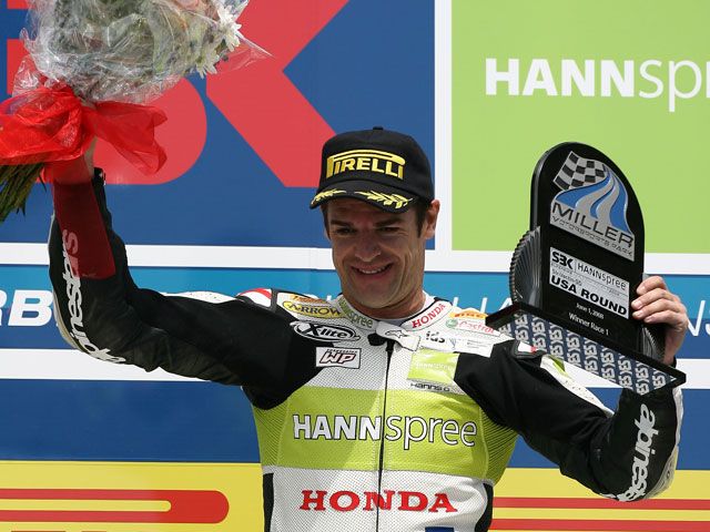 Doblete histórico para Carlos Checa (Honda) en SBK
