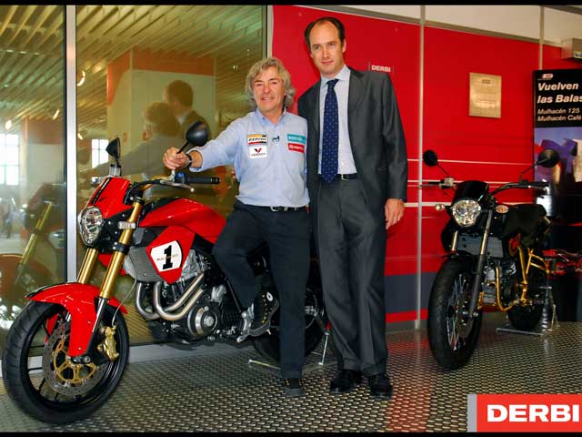 Ángel Nieto visita la fábrica Derbi en el GP de Cataluña