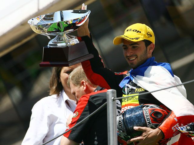 Mike Di Meglio (Derbi): "Faltan carreras pero es bonito verte el primero"