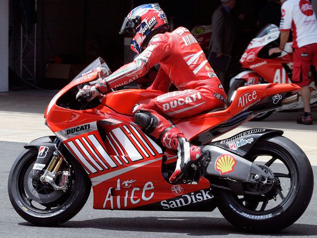 Stoner entrena con la Ducati GP9 de chasis de carbono