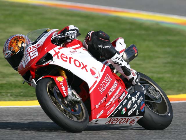 Victorias de Roberts (Ducati) y Vostarek (Honda)