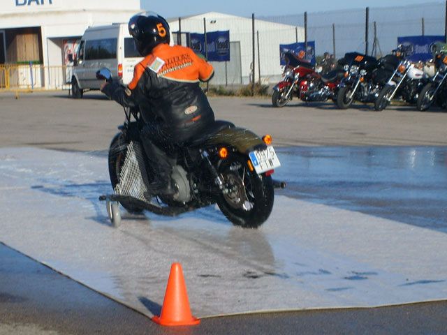Harley Davidson te ofrece cursos de perfeccionamiento  de conducción