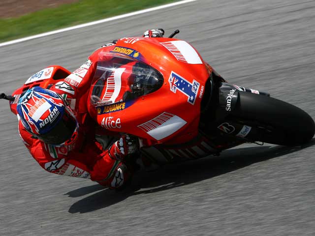 Casey Stoner (Ducati) toma el mando en Donington