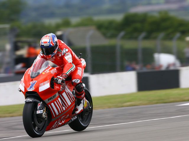 Casey Stoner (Ducati) logra la pole en Donington Park