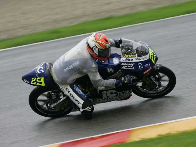 Iannone (Aprilia), por delante de Espargaró (Derbi)