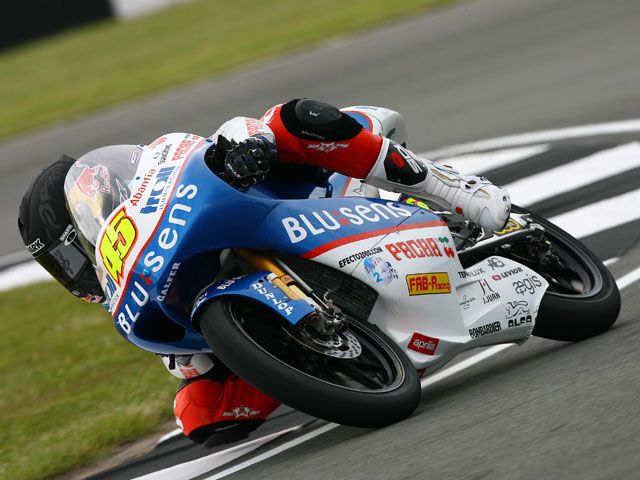 Redding (Aprilia) gana el Gran Premio de Gran Bretaña en 125. Márquez, tercero.
