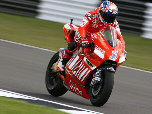 Stoner y Ducati rematan con victoria el GP de Gran Bretaña. Pedrosa, tercero