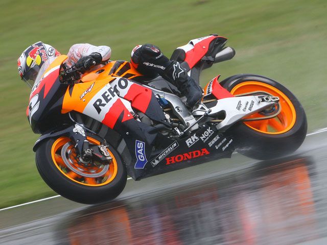 Cómo se pilota una MotoGP bajo la lluvia