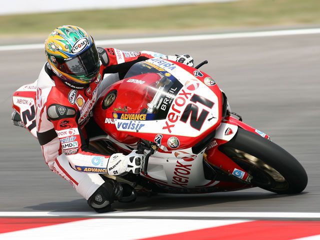 Troy Bayliss y Ducati, mejor tiempo en los primeros cronos de Superbike