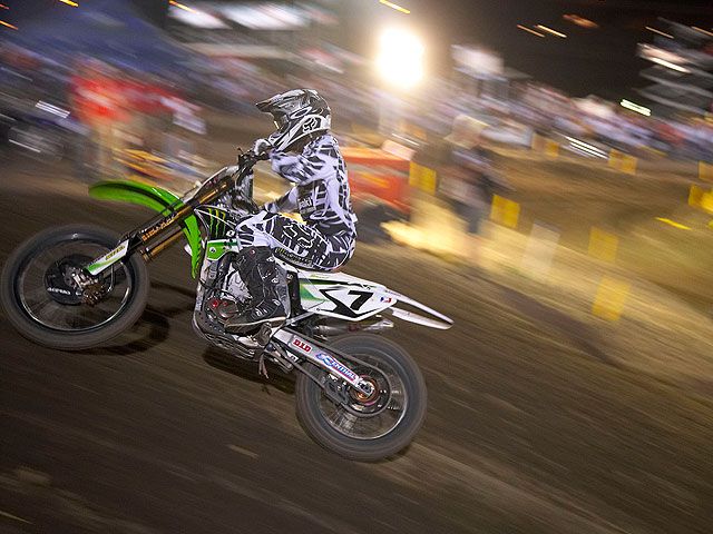 Stewart (Kawasaki) y Villopoto (Kawasaki) arrasan de noche