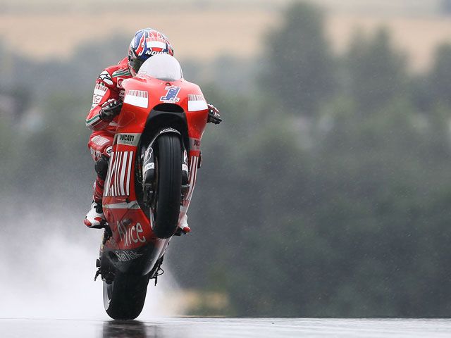 Una caída de Pedrosa (Honda) sirve en bandeja la victoria a Stoner (Ducati)