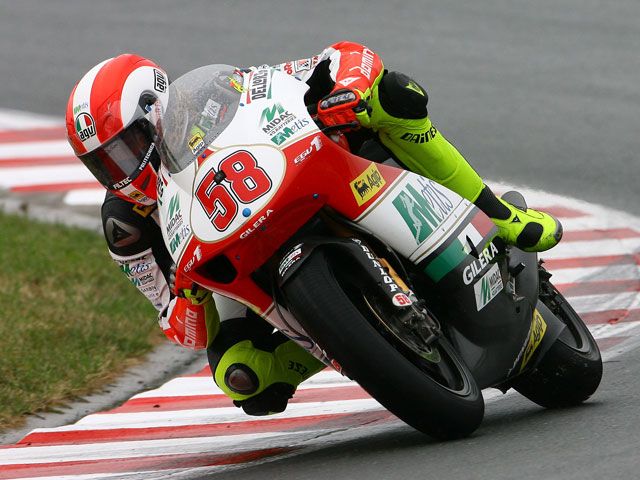 Victoria y liderato para Marco Simoncelli (Gilera)