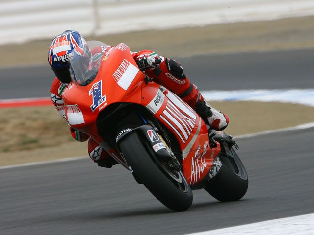 C.Stoner (Ducati) impone de nuevo su ritmo en Laguna Seca