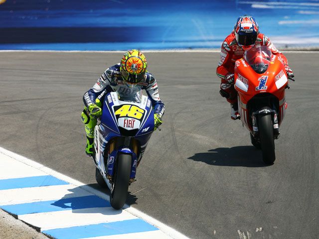 Rossi (Yamaha) gana el duelo del año frente a Stoner (Ducati)