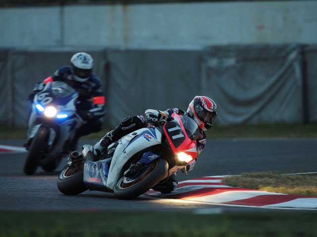 Carlos Checa (Honda) vence en Suzuka