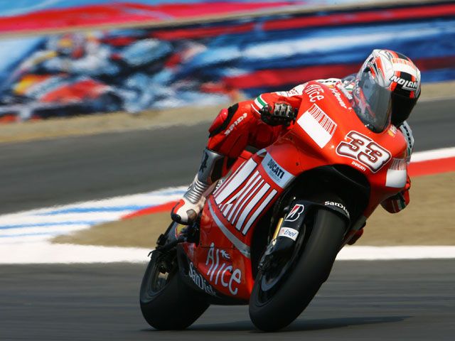 Melandri seguirá siendo piloto Ducati en Brno