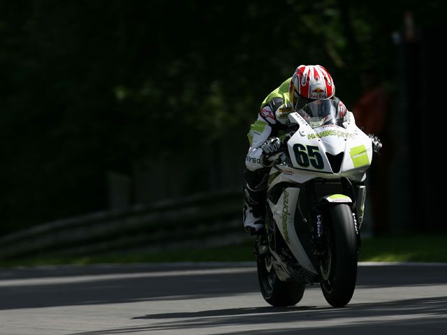 Jonathan Rea (Honda) por delante del accidentado Jones