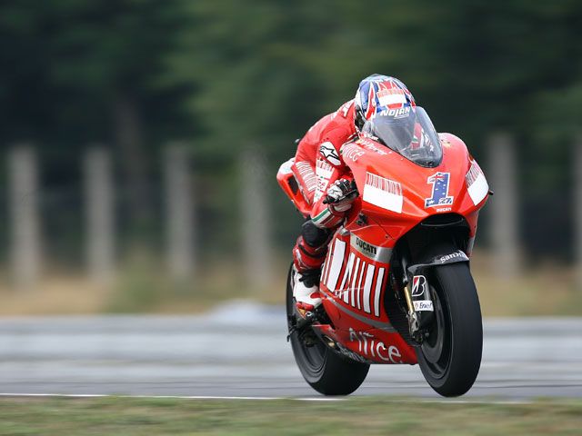 Casey Stoner (Ducati) se pone al frente