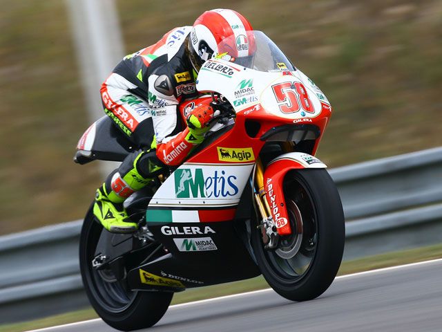 Simoncelli (Gilera) logra la pole en Brno. Debón (Aprilia), segundo