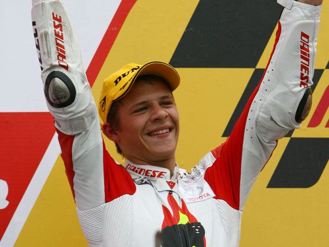 Bradl (Aprilia) repite victoria en 125. Olivé (Derbi) tercero.