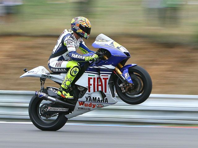 Rossi (Yamaha) primero. Carrerón de Elías (Ducati), segundo. Stoner, KO.