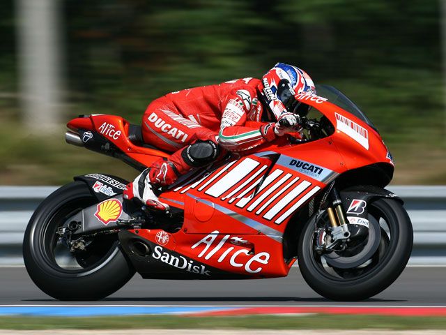 Stoner (Ducati) vuelve a ser el más rápido en Brno. Elías (Ducati), tercero.