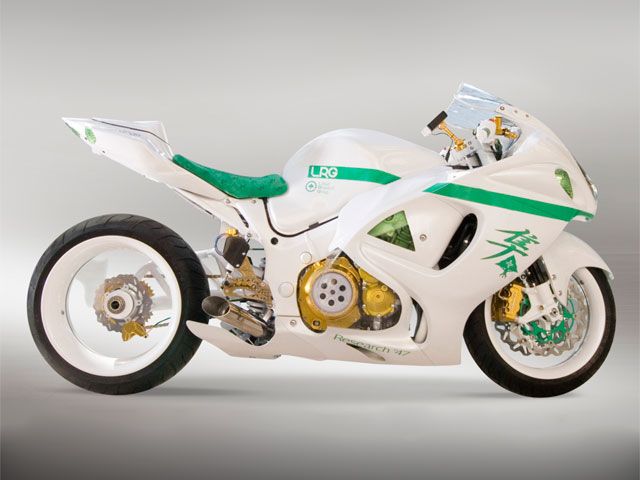 Una Suzuki Hayabusa con llantas transparentes