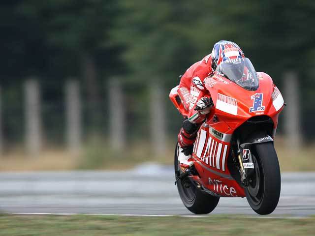 Stoner (Ducati), Barberá (Aprilia) y Talmacsi (Aprilia), al frente en San Marino