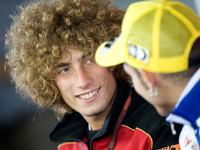 Marco Simoncellli (Gilera), por delante de Héctor Barberá (Aprilia)
