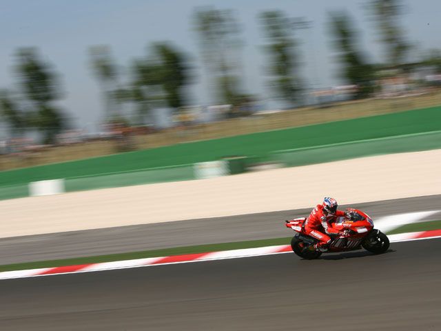 Stoner (Ducati), Barberá (Aprilia) y Talmacsi (Aprilia), repiten en San Marino