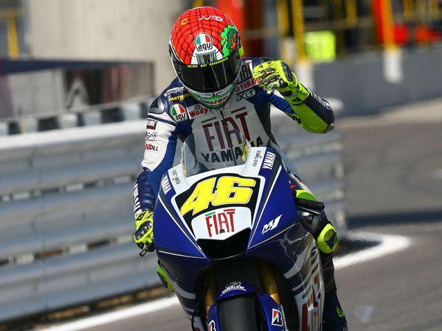 Valentino Rossi, con MotoGP en la mano. Lorenzo y Elías completan el podio