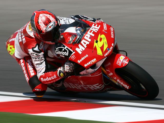 Victoria de Alvaro Bautista (Aprilia); Barberá, tercero en una polémica carrera