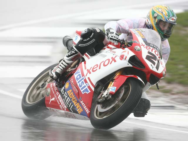 Troy Bayliss (Ducati) logra la sexta superpole en superbike. Checa, tercero