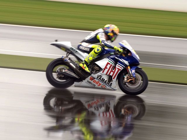 Valentino Rossi (Yamaha) vence a la tormenta de Indianápolis