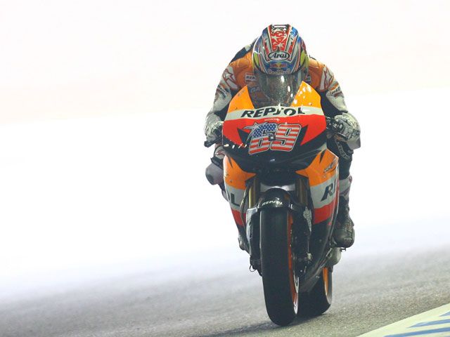 Hayden (Honda), Iannone (Aprilia) y Debón (Aprilia) lideran los libres