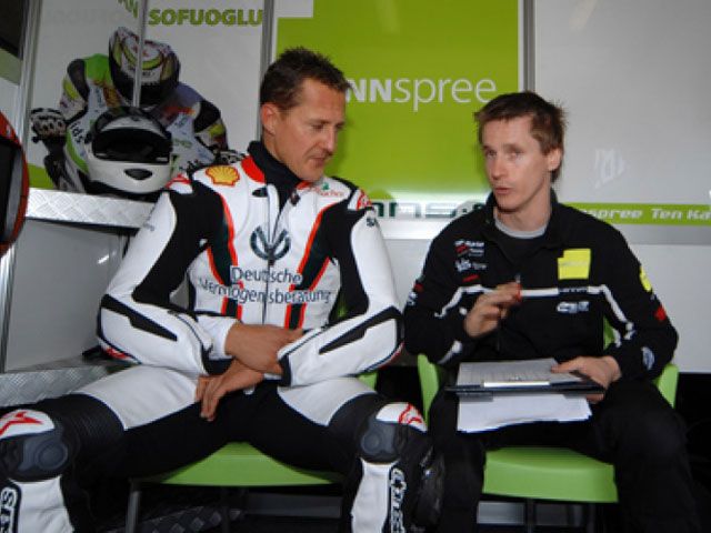 Schumacher rueda con la Honda de Carlos Checa en Magny Cours