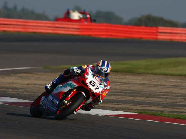 Shane Byrne (Ducati) se proclama campeón del BSB en Silverstone