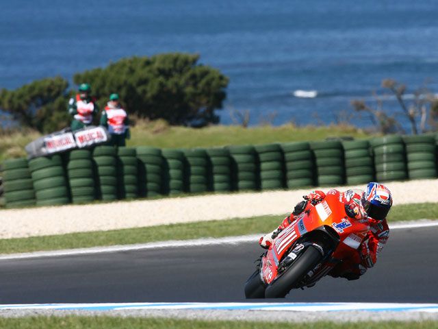 Stoner (Ducati) marca el mejor tiempo en seco y Hayden (Honda) en mojado
