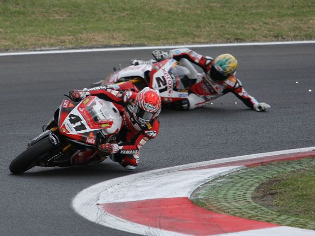 Troy Bayliss (Ducati) no puede fallar en Magny Cours