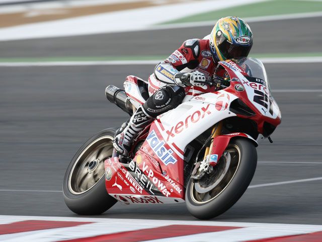 Noriyuki Haga (Yamaha) logra la pole de Superbilke. F. Nieto (Suzuki), segundo