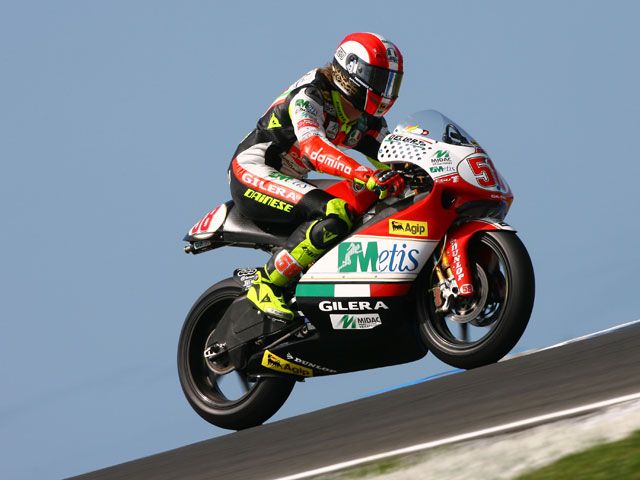 Marco Simoncelli (Gilera) gana en un mano a mano con Bautista (Aprilia)