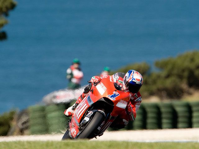 Casey Stoner (Ducati) vence en casa; espectacular Valentino Rossi