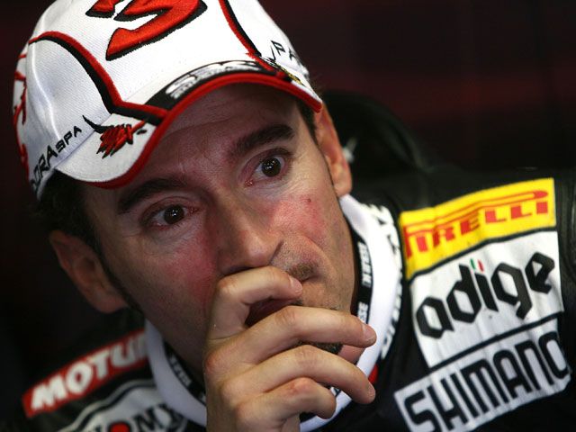 Max Biaggi prueba hoy la Aprilia RSV 4 Max Biaggi prueba hoy la Aprilia RSV 4