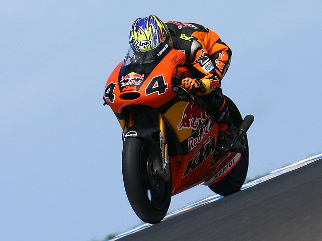 Bautista (Aprilia), por delante de Simoncelli (Gilera) en los cronometrados