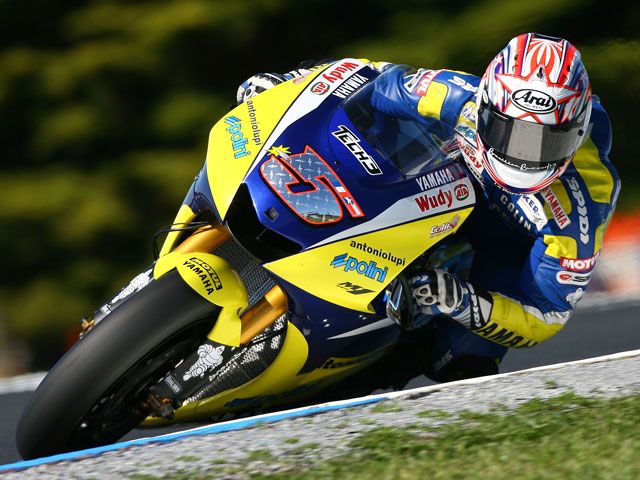 Edwards (Yamaha) se impone a Rossi y Stoner