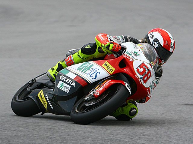 Marco Simoncelli (Gilera) ejerce de campeón del mundo